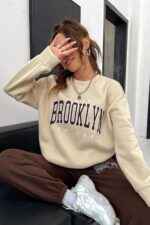 Kadin Kahverengi Bej Brooklyn Baski Oversize Bisiklet Yaka Alt Ust Esofman Takimi - Resim 2