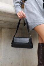 Siyah Kadin Sade Tasarim Kapakli Kol Cantasi - Resim 1