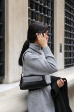 Siyah Kadin Sade Tasarim Kapakli Kol Cantasi - Resim 3