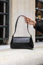 Siyah Kadin Sade Tasarim Kapakli Kol Cantasi - Resim 4